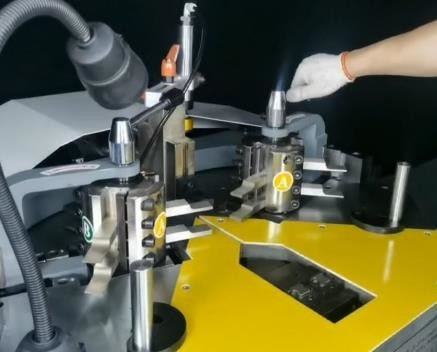 140mm Aluminium Corner Crimping Machine With 3 Tools Magazine